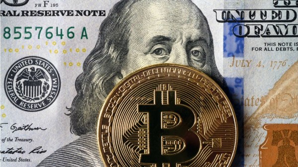 تراجع العملات الرقمية وبيتكوين تنخفض إلى 107 آلاف دولار