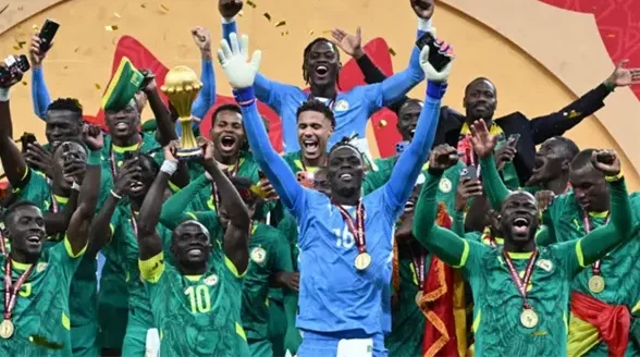 رئيس السنغال يمنح لاعبي أسود التيرانجا مكافآت كبيرة بعد التتويج بكأس الأمم