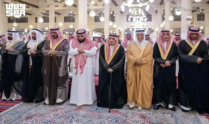 أمير الرياض يؤدي صلاة الجنازة على الأمير نواف بن نايف بن ممدوح بن عبدالعزيز