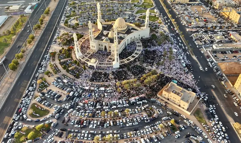 صور جوية توثق صلاة عيد الأضحى في مسجد الوالدين بتبوك